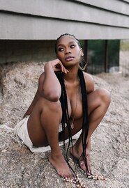 Corps énorme de ce modèle Playboy noir !!