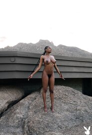 Corps énorme de ce modèle Playboy noir !!