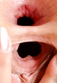 De gaten van de Hongaarse Angelina Crow staan wijd open