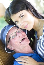 Jag tror inte heller på det men den här unga kvinnan och jag har sex