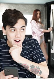 Je vois la mère de mon amie à moitié nue, elle a de jolis seins