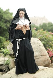 La nonne Darcie Dolce a une énorme paire de seins