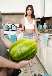 Mijn vriendin vraagt me om het in de watermeloen te doen en dan in haar