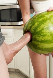 Mijn vriendin vraagt me om het in de watermeloen te doen en dan in haar