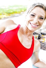 Maman baise un mec qu'elle connaît à la salle de sport