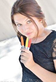 J'aime mettre de très grosses choses dans mes trous