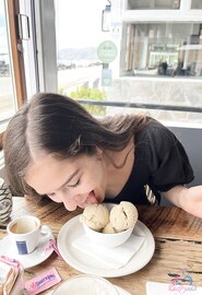 La joven Violet Viper se está dejando crecer el vello púbico