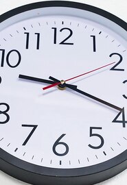 Mon collègue met ses doigts en moi