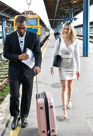 Mijn man stuurt mij naar het station om de bloedende man op te halen...