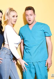 De masseur komt helemaal tot zijn recht met deze twee hete meiden...!!