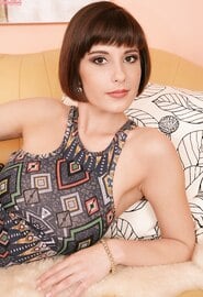 La bellissima Ana Bell Evans e i suoi capelli corti ci eccitano davvero...!!