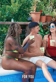 Xeinna Rose får en rejäl kuk bultande i poolen