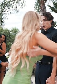 Uau, a mãe está engolindo aquele pau, ela está adorando!