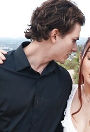 Uau, a mãe está engolindo aquele pau, ela está adorando!