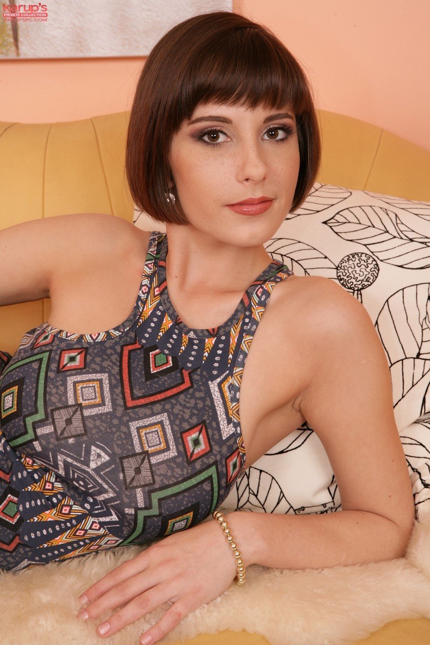 La bellissima Ana Bell Evans e i suoi capelli corti ci eccitano davvero...!!