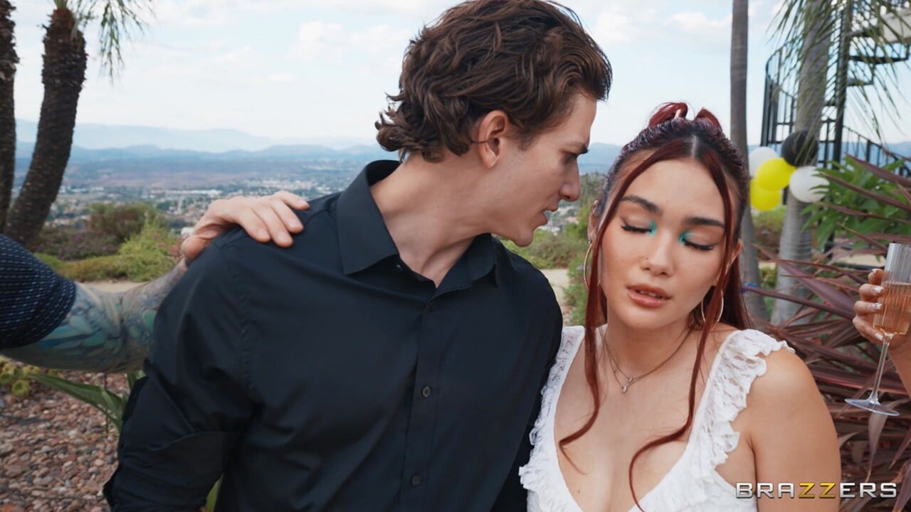 Uau, a mãe está engolindo aquele pau, ela está adorando!