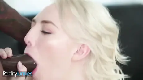 La rubia se muere de ganas por ver si el vecino negro tiene buena polla