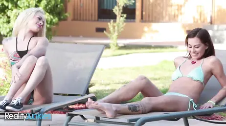 Er erwischt seine Freundin beim Masturbieren im Pool mit einem Freund... was für ein Anblick!