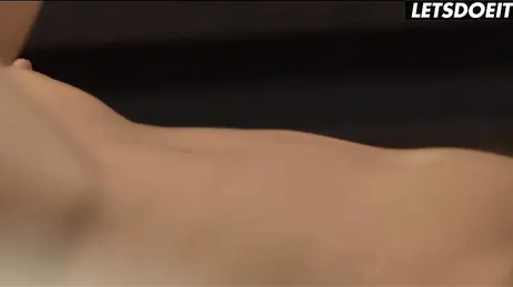 Per un giorno si dimenticano dei loro fidanzati e si concedono un focoso ménage a trois lesbico.