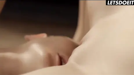 Per un giorno si dimenticano dei loro fidanzati e si concedono un focoso ménage a trois lesbico.