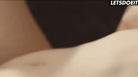 Per un giorno si dimenticano dei loro fidanzati e si concedono un focoso ménage a trois lesbico.