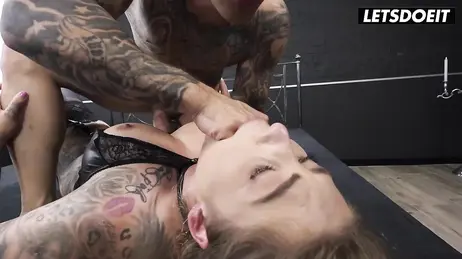 Dominando sin piedad a su esclava y dándole una buena follada anal XXX