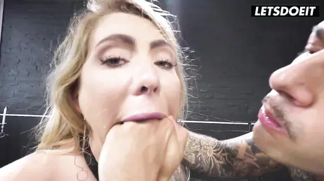 Dominando sin piedad a su esclava y dándole una buena follada anal XXX