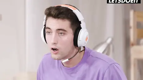 È difficile decidere tra un gioco online e fare sesso con la tua ragazza...!!