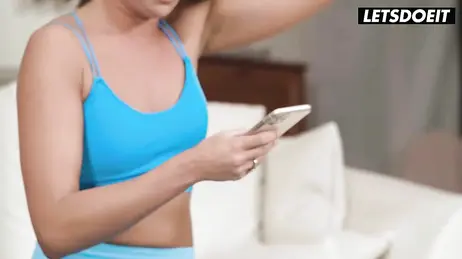 È difficile decidere tra un gioco online e fare sesso con la tua ragazza...!!