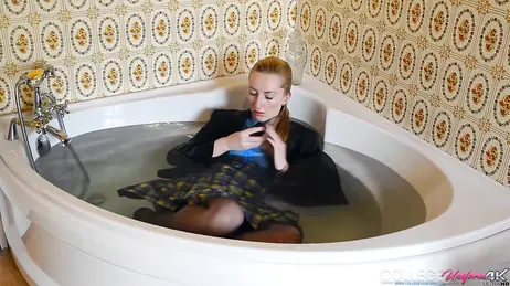 För uniform- och vattenfetischister: hon går in i jacuzzin fullt påklädd
