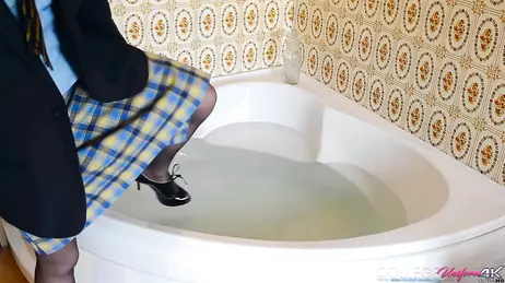 För uniform- och vattenfetischister: hon går in i jacuzzin fullt påklädd
