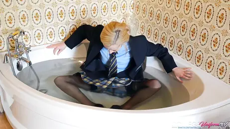 För uniform- och vattenfetischister: hon går in i jacuzzin fullt påklädd