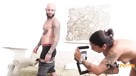 Un couple espagnol passionné de fitness filme sa première vidéo porno amateur.