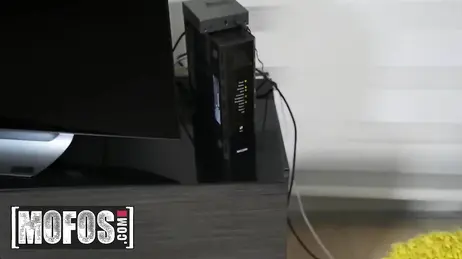 Hon kommer på sin rumskamrat som tittar på porrfilmer på sin telefon...!!