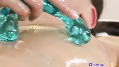 Sie stirbt vor Lust bei der erotischen Massage, die sie erhält: Was für ein Vergnügen für sie...!!