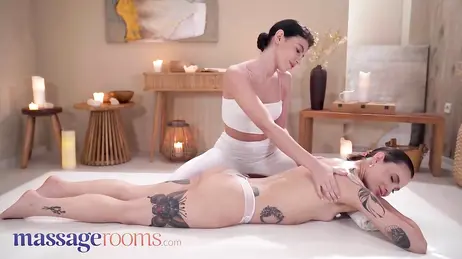 La masseuse ne peut s'empêcher de fixer le corps magnifique de la jeune fille : elle a vraiment envie de le lécher.