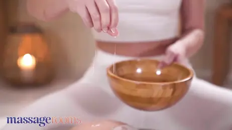 La masseuse ne peut s'empêcher de fixer le corps magnifique de la jeune fille : elle a vraiment envie de le lécher.