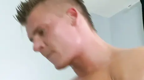Ontrouwe echtgenote durft haar minnaar uit de sportschool mee naar de slaapkamer te nemen.