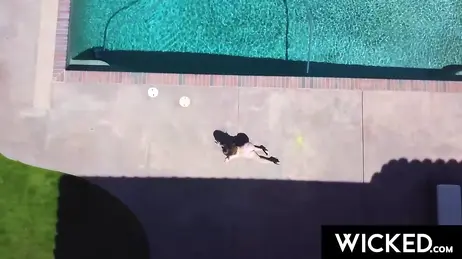Ihre neue Nachbarin läuft im Stringtanga um den Pool: Du wirst nicht glauben, was für einen Hintern sie hat!