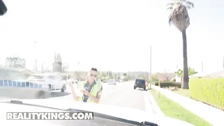 Gratis-Porno-Dreier mit einer Polizistin, die sie im Auto erwischt hat