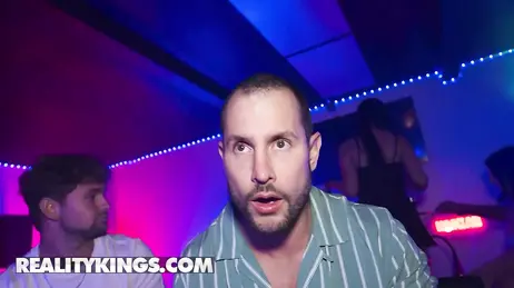 Follando en el reservado de una discoteca con una morena caliente