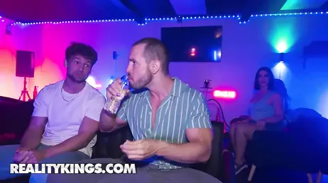Follando en el reservado de una discoteca con una morena caliente