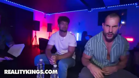 Follando en el reservado de una discoteca con una morena caliente