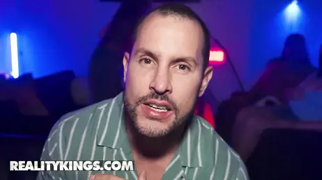 Follando en el reservado de una discoteca con una morena caliente