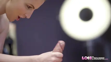 Lei fa un massaggio sensuale al suo ragazzo e gli succhia velocemente il pene
