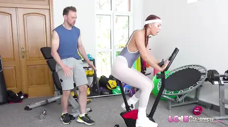 Meine Mitbewohnerin vögelt mich, während ich versuche, Gymnastik zu machen.