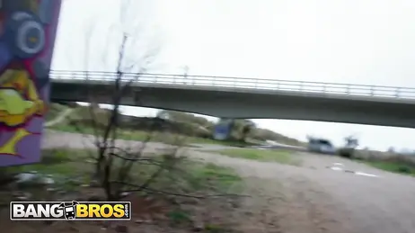 Sie suchen unter einer verlassenen Brücke Schutz vor dem Regen... und landen schließlich im Bett mit einem Fremden.