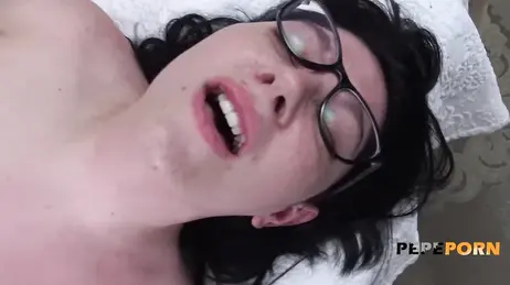 Spanische Brünette mit großem Po und schönen Brüsten bei einem Pornocasting