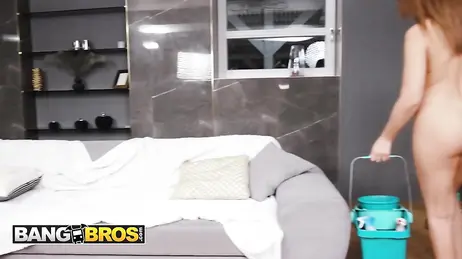Le ofrece dinero por limpiar desnuda y la pobre termina mamando y follando ... !!