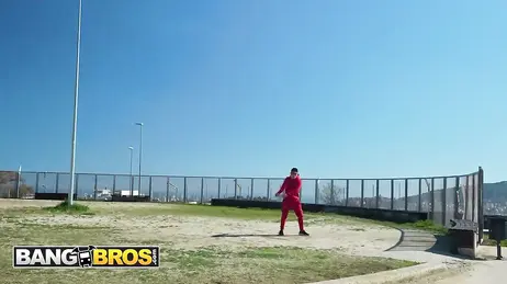 Ha appena litigato con il fidanzato e si lascia andare a un rapporto sessuale con uno sconosciuto per strada.
